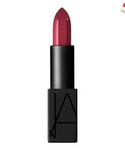 Son Nars Ingrid Audacious Màu Nâu Đỏ Son Nars Greta Audacious Nars là thương hiệu mỹ phẩm có tiếng của Mỹ được thành lập từ năm 1994 tại thành phố New York. Dù không có một bề dày lịch sử như nhiều thương hiệu cao cấp khác nhưng son Nars vẫn luôn nằm trong top 10 thương hiệu son môi nổi tiếng bậc nhất. Các dòng son Nars được biết đến với chất son mềm mượt và dưỡng môi cực tốt. Thỏi Son Nars Ingrid Audacious Màu Nâu Đỏ thuộc dòng Audacious bán lì (semi- matte) cũng sở hữu những ưu điểm tuyệt vời: lên màu cực chuẩn sắc nét, độ bám cao, dưỡng môi tốt… Và Son Nars Ingrid Audacious còn hấp dẫn người dùng bởi sắc nâu đỏ quyến rũ và khác biệt! Xuất xứ: Mỹ Thương hiệu: Nars Chất son: bán lì Son Nars Greta Audacious Dòng son Audacious đa dạng sắc màu Son Nars Ingrid Audacious thuộc dòng son Audacious với chất liệu bán lì, lên môi vừa giúp môi mềm mượt, mịn màng của son dưỡng, vẫn đảm bảo độ bám cao của son lì. Ngay khi Nars vừa tung ra dòng son Audacious với bảng màu cực đa dạng lên tới 44 màu sắc tươi tắn, bắt mắt thì Audacious ngay lập tức đã làm chao đảo tín đồ son môi. Bộ sưu tập này được đặt tên theo các cô gái phương Tây với những cái tên rất quen thuộc như: Anna, Charlotte, Rita, Vera, Natalie, Jane,… Ưu điểm tuyệt vời của Son Nars Ingrid Audacious Bảng màu son cực đa dạng, đầy đủ các màu cơ bản từ đỏ, hồng, cam, tím, nâu, nude với các sắc độ đậm nhạt khác nhau tạo nên 44 màu sắc với 44 thỏi son khác biệt. Bảng màu phong phú giúp người dùng dễ dàng lựa chọn màu sắc phù hợp nhu cầu, phù hợp với cơ địa từng người như màu da, màu môi, … Chất son lì nhưng vẫn có dưỡng, thoa lên môi mềm mịn, giúp môi không bị khô nẻ. Chất son thoa lên môi mềm mượt và mịn màng ngay từ lớp đầu tiên, và sau khi thoa xong sẽ giúp môi có độ bóng vừa phải đủ để làm cho môi trở nên căng, mọng hơn. Và chất lì của son cũng đủ để bạn bặm môi mà chẳng lo son bay mất! Chất son của Son Nars Ingrid Audacious thuộc loại bán lì (semi-matte) là chất son không quá trơn như son bóng, cũng không phải thuộc dạng siêu lì mà là sự kết hợp ưu điểm của cả hai dòng này. Chỉ cần một lớp Son Nars Ingrid Audacious bạn sẽ cảm nhận chất son siêu mềm mượt, mịn màng và bám màu lên môi nhanh. Son có nhiều dưỡng chất nên sẽ giữ cho môi không bị khô cả ngày. Vì sao bạn gái lại khao khát Son Nars Ingrid Audacious? Son Nars Ingrid Audacious Màu Nâu Đỏ Son Nars Ingrid Audacious màu nâu đỏ nghiêng về sắc nâu nhiều hơn, nhưng vẫn xen chút ánh đỏ khiến màu son này dễ sử dụng hơn nhiều. Là một màu son khá lạ và độc đáo nên thỏi son này thật sự thích hợp với những cô nàng cá tính, và sử dụng trong những dịp đặc biệt hơn là sử dụng đại trà. Tuy nhiên, dù kén người vì lạ nhưng không thể phủ nhận sức hút kì lạ từ sắc son đỏ nâu của Son Nars Ingrid Audacious được. Make up cùng với trang phục cá tính nưa sẽ mang đến một diện mạo nổi loạn, cá tính và cực kì khác biệt cho các cô nàng, hứa hẹn sẽ thiêu cháy ánh nhìn của tất cả mọi người! Chất Son Nars Ingrid Audacious lì pha dưỡng giúp môi mềm mượt Son Nars Ingrid Audacious là sản phẩm son môi cao cấp chất son lì nhưng có công thức dưỡng môi độc quyền giúp môi của bạn mềm mịn như nhung, căng mọng và đầy sức sống. Ngoài ra, Son Nars Ingrid Audacious còn có công thức độc đáo sử dụng các sáp màu để khả năng lưu giữ màu trên môi được lâu hơn, giúp son bám màu đủ lâu dù bạn có ăn, uống cả buổi. Sử dụng Son Nars Ingrid Audacious giúp đôi môi của bạn trở nên mịn màng, đầy đặn, căng mọng và hấp dẫn nhờ vào hiệu ứng sắc tố 3D- một công nghệ mới lạ của dòng son cao cấp này. Thiết kế Son Nars Ingrid Audacious đơn giản, độc đáo Từng “làm mưa làm gió” ngay từ khi mới ra mắt cho tới nay, dòng son Audacious vẫn chưa có dậu hiệu hạ nhiệt và vẫn rất được các cô nàng yêu thích. Các thỏi son Audacious được các chuyên gia làm đẹp khắp thế giới đánh giá cao về thiết kế. Thiết kế của Son Nars Ingrid Audacious với lớp vỏ màu đen sang trọng, cá tính được tạo dáng vuông, góc cạnh. Bề mặt của son được khắc chữ NARS, khá tinh tế, kiểu thiết kế này giúp NARS nổi bật và dễ nhận diện hơn. Ngoài ra, điểm cộng khác nữa từ thiết kế Son Nars Ingrid Audacious là nắp vỏ có nam châm, tạo ra lực hút chắc chắn giữa thân son và vỏ son, giúp bạn hoàn toàn yên tâm là nắp son sẽ khó mà rớt ra khi bị tác động mạnh.