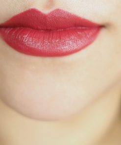 Son Nars Ingrid Audacious Màu Nâu Đỏ Son Nars Greta Audacious Nars là thương hiệu mỹ phẩm có tiếng của Mỹ được thành lập từ năm 1994 tại thành phố New York. Dù không có một bề dày lịch sử như nhiều thương hiệu cao cấp khác nhưng son Nars vẫn luôn nằm trong top 10 thương hiệu son môi nổi tiếng bậc nhất. Các dòng son Nars được biết đến với chất son mềm mượt và dưỡng môi cực tốt. Thỏi Son Nars Ingrid Audacious Màu Nâu Đỏ thuộc dòng Audacious bán lì (semi- matte) cũng sở hữu những ưu điểm tuyệt vời: lên màu cực chuẩn sắc nét, độ bám cao, dưỡng môi tốt… Và Son Nars Ingrid Audacious còn hấp dẫn người dùng bởi sắc nâu đỏ quyến rũ và khác biệt! Xuất xứ: Mỹ Thương hiệu: Nars Chất son: bán lì Son Nars Greta Audacious Dòng son Audacious đa dạng sắc màu Son Nars Ingrid Audacious thuộc dòng son Audacious với chất liệu bán lì, lên môi vừa giúp môi mềm mượt, mịn màng của son dưỡng, vẫn đảm bảo độ bám cao của son lì. Ngay khi Nars vừa tung ra dòng son Audacious với bảng màu cực đa dạng lên tới 44 màu sắc tươi tắn, bắt mắt thì Audacious ngay lập tức đã làm chao đảo tín đồ son môi. Bộ sưu tập này được đặt tên theo các cô gái phương Tây với những cái tên rất quen thuộc như: Anna, Charlotte, Rita, Vera, Natalie, Jane,… Ưu điểm tuyệt vời của Son Nars Ingrid Audacious Bảng màu son cực đa dạng, đầy đủ các màu cơ bản từ đỏ, hồng, cam, tím, nâu, nude với các sắc độ đậm nhạt khác nhau tạo nên 44 màu sắc với 44 thỏi son khác biệt. Bảng màu phong phú giúp người dùng dễ dàng lựa chọn màu sắc phù hợp nhu cầu, phù hợp với cơ địa từng người như màu da, màu môi, … Chất son lì nhưng vẫn có dưỡng, thoa lên môi mềm mịn, giúp môi không bị khô nẻ. Chất son thoa lên môi mềm mượt và mịn màng ngay từ lớp đầu tiên, và sau khi thoa xong sẽ giúp môi có độ bóng vừa phải đủ để làm cho môi trở nên căng, mọng hơn. Và chất lì của son cũng đủ để bạn bặm môi mà chẳng lo son bay mất! Chất son của Son Nars Ingrid Audacious thuộc loại bán lì (semi-matte) là chất son không quá trơn như son bóng, cũng không phải thuộc dạng siêu lì mà là sự kết hợp ưu điểm của cả hai dòng này. Chỉ cần một lớp Son Nars Ingrid Audacious bạn sẽ cảm nhận chất son siêu mềm mượt, mịn màng và bám màu lên môi nhanh. Son có nhiều dưỡng chất nên sẽ giữ cho môi không bị khô cả ngày. Vì sao bạn gái lại khao khát Son Nars Ingrid Audacious? Son Nars Ingrid Audacious Màu Nâu Đỏ Son Nars Ingrid Audacious màu nâu đỏ nghiêng về sắc nâu nhiều hơn, nhưng vẫn xen chút ánh đỏ khiến màu son này dễ sử dụng hơn nhiều. Là một màu son khá lạ và độc đáo nên thỏi son này thật sự thích hợp với những cô nàng cá tính, và sử dụng trong những dịp đặc biệt hơn là sử dụng đại trà. Tuy nhiên, dù kén người vì lạ nhưng không thể phủ nhận sức hút kì lạ từ sắc son đỏ nâu của Son Nars Ingrid Audacious được. Make up cùng với trang phục cá tính nưa sẽ mang đến một diện mạo nổi loạn, cá tính và cực kì khác biệt cho các cô nàng, hứa hẹn sẽ thiêu cháy ánh nhìn của tất cả mọi người! Chất Son Nars Ingrid Audacious lì pha dưỡng giúp môi mềm mượt Son Nars Ingrid Audacious là sản phẩm son môi cao cấp chất son lì nhưng có công thức dưỡng môi độc quyền giúp môi của bạn mềm mịn như nhung, căng mọng và đầy sức sống. Ngoài ra, Son Nars Ingrid Audacious còn có công thức độc đáo sử dụng các sáp màu để khả năng lưu giữ màu trên môi được lâu hơn, giúp son bám màu đủ lâu dù bạn có ăn, uống cả buổi. Sử dụng Son Nars Ingrid Audacious giúp đôi môi của bạn trở nên mịn màng, đầy đặn, căng mọng và hấp dẫn nhờ vào hiệu ứng sắc tố 3D- một công nghệ mới lạ của dòng son cao cấp này. Thiết kế Son Nars Ingrid Audacious đơn giản, độc đáo Từng “làm mưa làm gió” ngay từ khi mới ra mắt cho tới nay, dòng son Audacious vẫn chưa có dậu hiệu hạ nhiệt và vẫn rất được các cô nàng yêu thích. Các thỏi son Audacious được các chuyên gia làm đẹp khắp thế giới đánh giá cao về thiết kế. Thiết kế của Son Nars Ingrid Audacious với lớp vỏ màu đen sang trọng, cá tính được tạo dáng vuông, góc cạnh. Bề mặt của son được khắc chữ NARS, khá tinh tế, kiểu thiết kế này giúp NARS nổi bật và dễ nhận diện hơn. Ngoài ra, điểm cộng khác nữa từ thiết kế Son Nars Ingrid Audacious là nắp vỏ có nam châm, tạo ra lực hút chắc chắn giữa thân son và vỏ son, giúp bạn hoàn toàn yên tâm là nắp son sẽ khó mà rớt ra khi bị tác động mạnh.