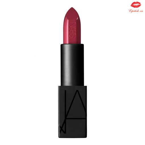 Son Nars Ingrid Audacious Màu Nâu Đỏ Son Nars Greta Audacious Nars là thương hiệu mỹ phẩm có tiếng của Mỹ được thành lập từ năm 1994 tại thành phố New York. Dù không có một bề dày lịch sử như nhiều thương hiệu cao cấp khác nhưng son Nars vẫn luôn nằm trong top 10 thương hiệu son môi nổi tiếng bậc nhất. Các dòng son Nars được biết đến với chất son mềm mượt và dưỡng môi cực tốt. Thỏi Son Nars Ingrid Audacious Màu Nâu Đỏ thuộc dòng Audacious bán lì (semi- matte) cũng sở hữu những ưu điểm tuyệt vời: lên màu cực chuẩn sắc nét, độ bám cao, dưỡng môi tốt… Và Son Nars Ingrid Audacious còn hấp dẫn người dùng bởi sắc nâu đỏ quyến rũ và khác biệt! Xuất xứ: Mỹ Thương hiệu: Nars Chất son: bán lì Son Nars Greta Audacious Dòng son Audacious đa dạng sắc màu Son Nars Ingrid Audacious thuộc dòng son Audacious với chất liệu bán lì, lên môi vừa giúp môi mềm mượt, mịn màng của son dưỡng, vẫn đảm bảo độ bám cao của son lì. Ngay khi Nars vừa tung ra dòng son Audacious với bảng màu cực đa dạng lên tới 44 màu sắc tươi tắn, bắt mắt thì Audacious ngay lập tức đã làm chao đảo tín đồ son môi. Bộ sưu tập này được đặt tên theo các cô gái phương Tây với những cái tên rất quen thuộc như: Anna, Charlotte, Rita, Vera, Natalie, Jane,… Ưu điểm tuyệt vời của Son Nars Ingrid Audacious Bảng màu son cực đa dạng, đầy đủ các màu cơ bản từ đỏ, hồng, cam, tím, nâu, nude với các sắc độ đậm nhạt khác nhau tạo nên 44 màu sắc với 44 thỏi son khác biệt. Bảng màu phong phú giúp người dùng dễ dàng lựa chọn màu sắc phù hợp nhu cầu, phù hợp với cơ địa từng người như màu da, màu môi, … Chất son lì nhưng vẫn có dưỡng, thoa lên môi mềm mịn, giúp môi không bị khô nẻ. Chất son thoa lên môi mềm mượt và mịn màng ngay từ lớp đầu tiên, và sau khi thoa xong sẽ giúp môi có độ bóng vừa phải đủ để làm cho môi trở nên căng, mọng hơn. Và chất lì của son cũng đủ để bạn bặm môi mà chẳng lo son bay mất! Chất son của Son Nars Ingrid Audacious thuộc loại bán lì (semi-matte) là chất son không quá trơn như son bóng, cũng không phải thuộc dạng siêu lì mà là sự kết hợp ưu điểm của cả hai dòng này. Chỉ cần một lớp Son Nars Ingrid Audacious bạn sẽ cảm nhận chất son siêu mềm mượt, mịn màng và bám màu lên môi nhanh. Son có nhiều dưỡng chất nên sẽ giữ cho môi không bị khô cả ngày. Vì sao bạn gái lại khao khát Son Nars Ingrid Audacious? Son Nars Ingrid Audacious Màu Nâu Đỏ Son Nars Ingrid Audacious màu nâu đỏ nghiêng về sắc nâu nhiều hơn, nhưng vẫn xen chút ánh đỏ khiến màu son này dễ sử dụng hơn nhiều. Là một màu son khá lạ và độc đáo nên thỏi son này thật sự thích hợp với những cô nàng cá tính, và sử dụng trong những dịp đặc biệt hơn là sử dụng đại trà. Tuy nhiên, dù kén người vì lạ nhưng không thể phủ nhận sức hút kì lạ từ sắc son đỏ nâu của Son Nars Ingrid Audacious được. Make up cùng với trang phục cá tính nưa sẽ mang đến một diện mạo nổi loạn, cá tính và cực kì khác biệt cho các cô nàng, hứa hẹn sẽ thiêu cháy ánh nhìn của tất cả mọi người! Chất Son Nars Ingrid Audacious lì pha dưỡng giúp môi mềm mượt Son Nars Ingrid Audacious là sản phẩm son môi cao cấp chất son lì nhưng có công thức dưỡng môi độc quyền giúp môi của bạn mềm mịn như nhung, căng mọng và đầy sức sống. Ngoài ra, Son Nars Ingrid Audacious còn có công thức độc đáo sử dụng các sáp màu để khả năng lưu giữ màu trên môi được lâu hơn, giúp son bám màu đủ lâu dù bạn có ăn, uống cả buổi. Sử dụng Son Nars Ingrid Audacious giúp đôi môi của bạn trở nên mịn màng, đầy đặn, căng mọng và hấp dẫn nhờ vào hiệu ứng sắc tố 3D- một công nghệ mới lạ của dòng son cao cấp này. Thiết kế Son Nars Ingrid Audacious đơn giản, độc đáo Từng “làm mưa làm gió” ngay từ khi mới ra mắt cho tới nay, dòng son Audacious vẫn chưa có dậu hiệu hạ nhiệt và vẫn rất được các cô nàng yêu thích. Các thỏi son Audacious được các chuyên gia làm đẹp khắp thế giới đánh giá cao về thiết kế. Thiết kế của Son Nars Ingrid Audacious với lớp vỏ màu đen sang trọng, cá tính được tạo dáng vuông, góc cạnh. Bề mặt của son được khắc chữ NARS, khá tinh tế, kiểu thiết kế này giúp NARS nổi bật và dễ nhận diện hơn. Ngoài ra, điểm cộng khác nữa từ thiết kế Son Nars Ingrid Audacious là nắp vỏ có nam châm, tạo ra lực hút chắc chắn giữa thân son và vỏ son, giúp bạn hoàn toàn yên tâm là nắp son sẽ khó mà rớt ra khi bị tác động mạnh.